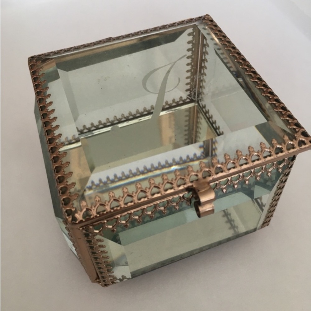 😊Nicole Miller “J” initial Glass Box